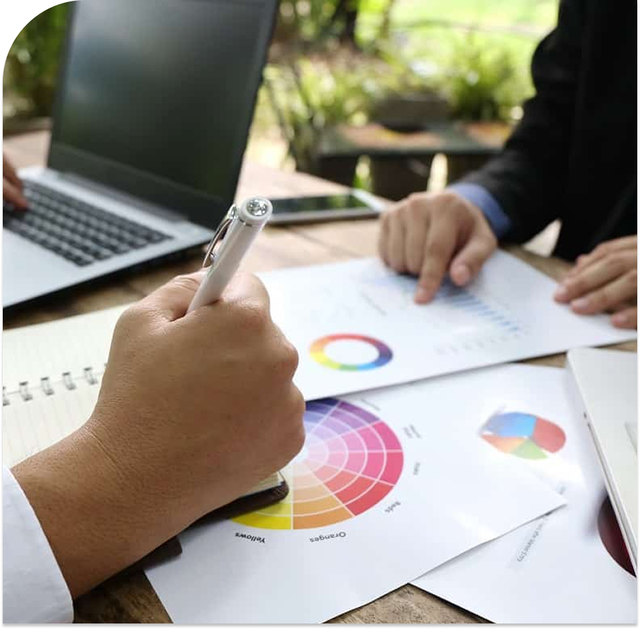 Profesional analizando métricas y gráficos de rendimiento para estudio de competencia y benchmarking digital