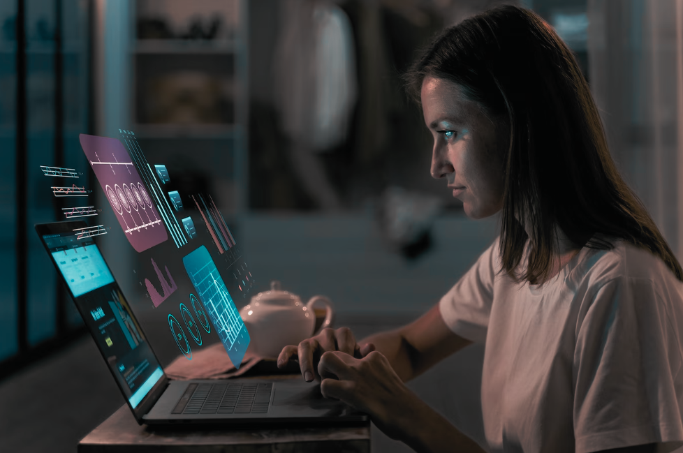 Imagen que muestra a una persona frente a una laptop realizando el sub servicio de creación y desarrollo web con el objetivo de crear una plataforma que garantice una web en crecimiento